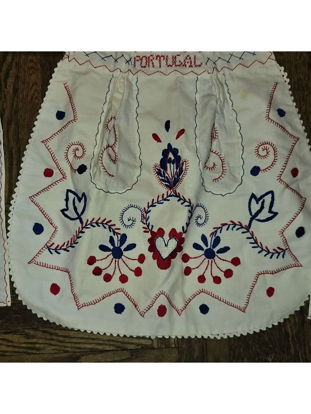 Vtg Portugal Handmade White Embroidered Apron Pockets Traditional Floral Heart